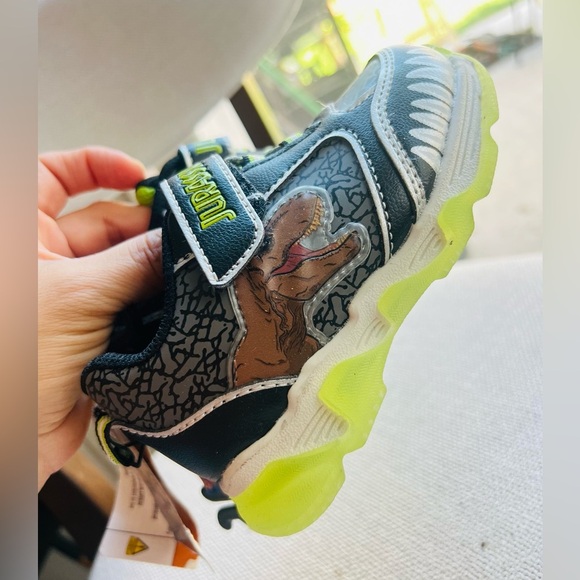 Jurassic World Toddler Boys Athletic Light-up Sneaker size 7 - Picture 2 of 7